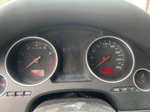 Audi A4 Cabriolet 3.0 V6 30V Schadevoertuig (2004, Grijs)