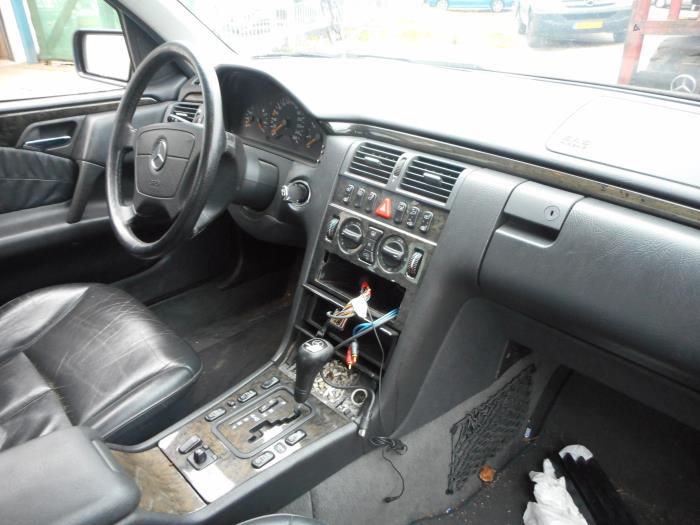 Mercedes E 3.0 E-300D Turbo 24V Sloopvoertuig (1999, Zwart)