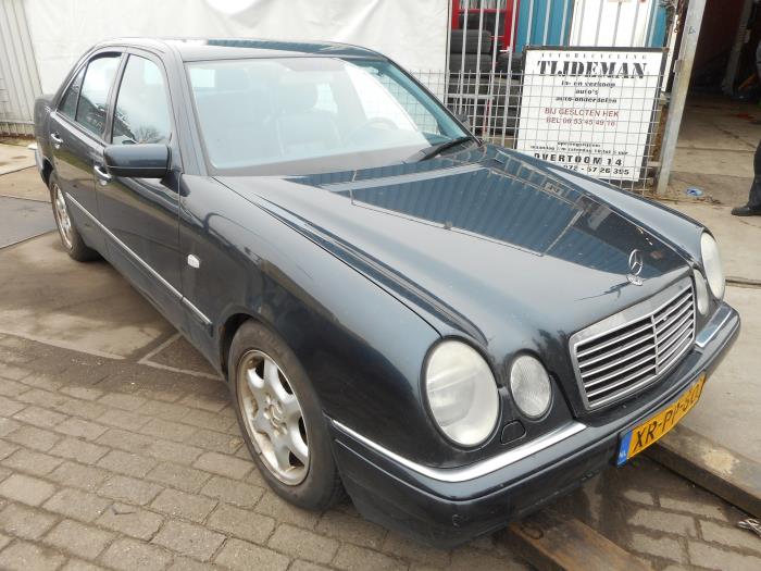 Mercedes E 3.0 E-300D Turbo 24V Sloopvoertuig (1999, Zwart)