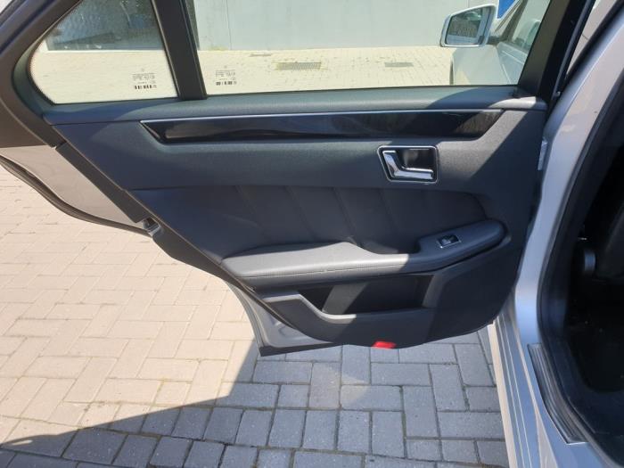 Mercedes E E-220 CDI 16V BlueEfficiency,BlueTEC Sloopvoertuig (2010, Zilvergrijs)