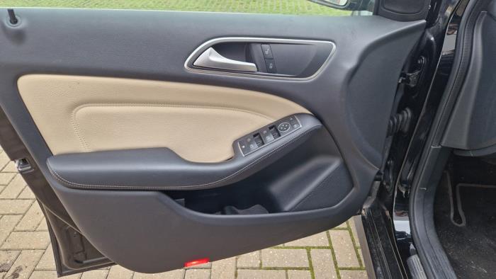 Mercedes B Electric Drive Sloopvoertuig (2017, Metallic, Zwart)