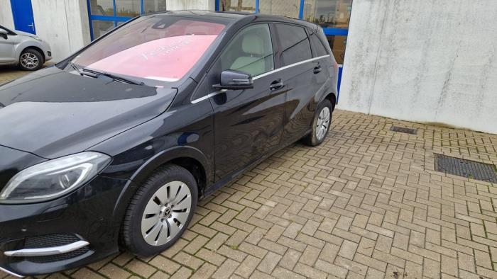 Mercedes B Electric Drive Sloopvoertuig (2017, Metallic, Zwart)
