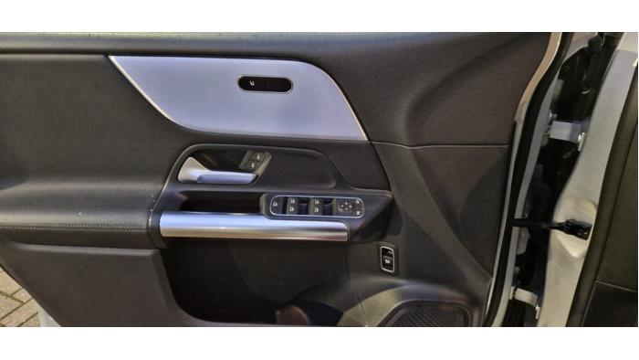 Mercedes B 2.0 B-200d Sloopvoertuig (2019, Metallic, Zilvergrijs)