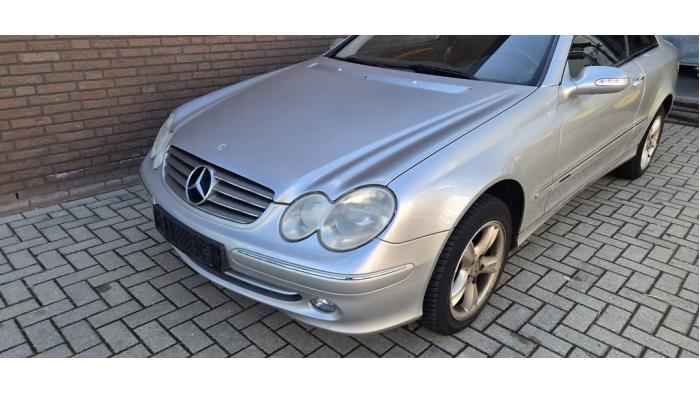 Mercedes CLK 2.6 240 V6 18V Sloopvoertuig (2002, Metallic, Zilvergrijs)