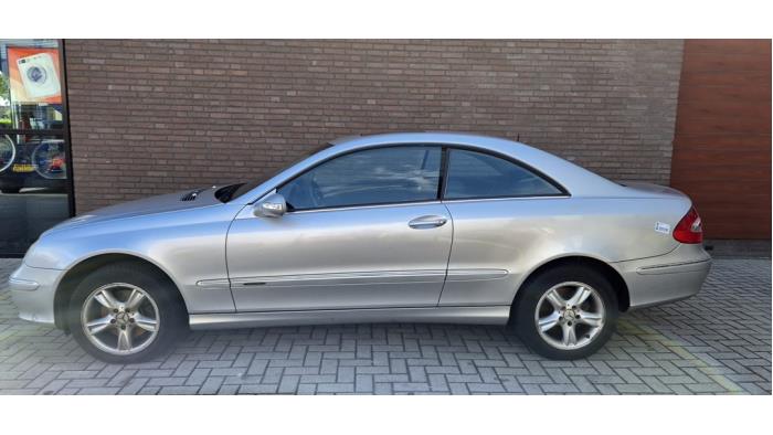 Mercedes CLK 2.6 240 V6 18V Sloopvoertuig (2002, Metallic, Zilvergrijs)