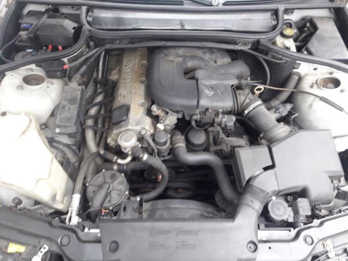 BMW 3 serie 318i Sloopvoertuig (1998, Titanium, Metallic, Zilver)