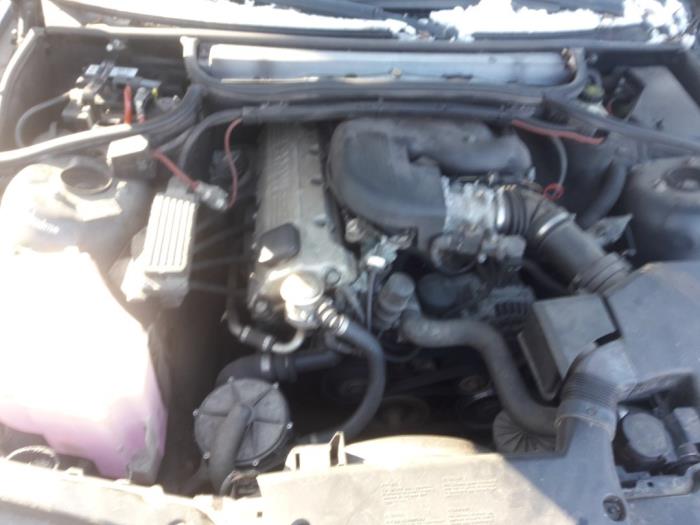 BMW 3 serie 318i Sloopvoertuig (1998, Zwart)