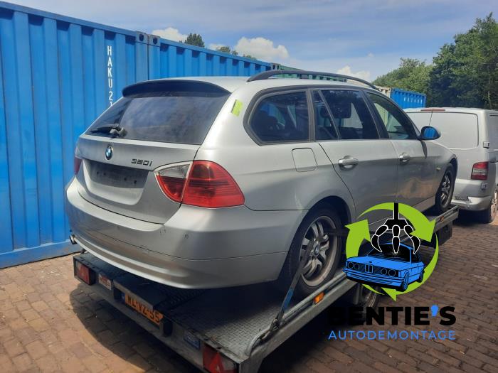 BMW 3 serie Touring 320i 16V Sloopvoertuig (2005, Titanium, Metallic, Zilver)