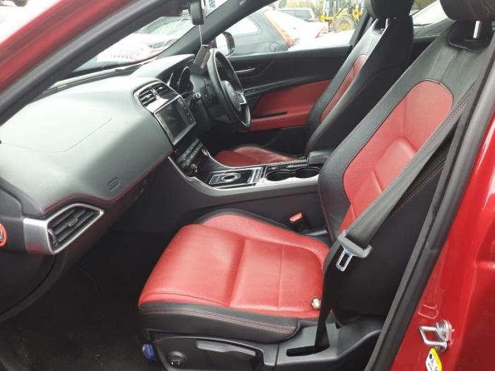 Jaguar XE 2.0d 180 16V AWD Sloopvoertuig (2016, Rood)