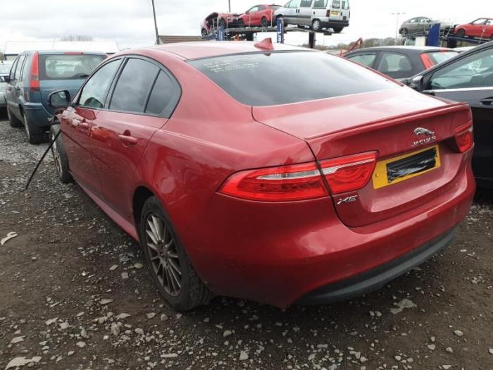 Jaguar XE 2.0d 180 16V AWD Sloopvoertuig (2016, Rood)