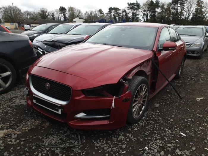 Jaguar XE 2.0d 180 16V AWD Sloopvoertuig (2016, Rood)