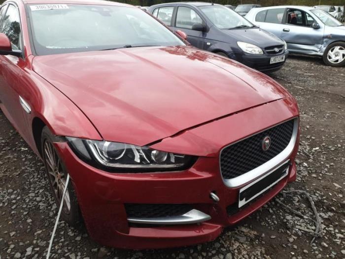 Jaguar XE 2.0d 180 16V AWD Sloopvoertuig (2016, Rood)