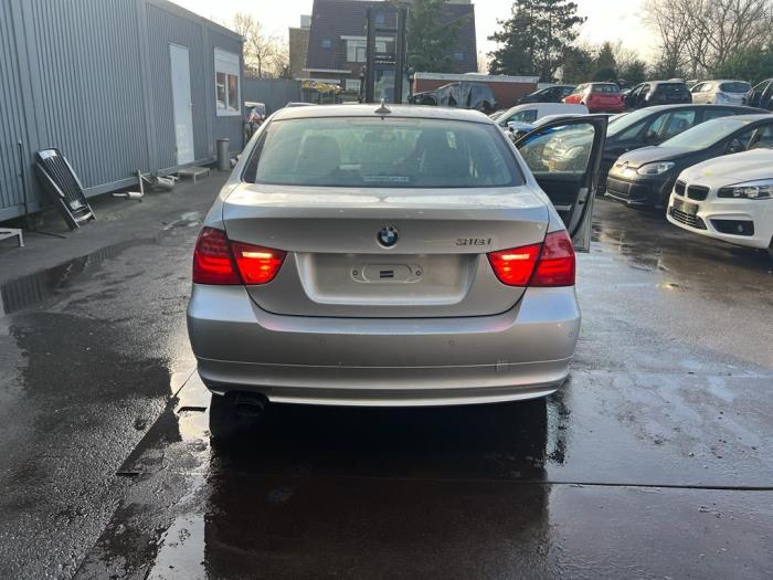 BMW 3 serie 318i 16V Sloopvoertuig (2011, Zilvergrijs)