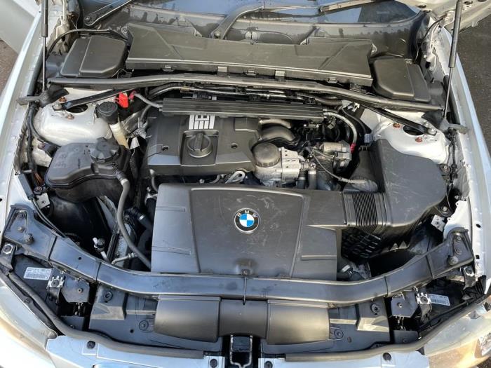 BMW 3 serie 318i 16V Sloopvoertuig (2011, Zilvergrijs)