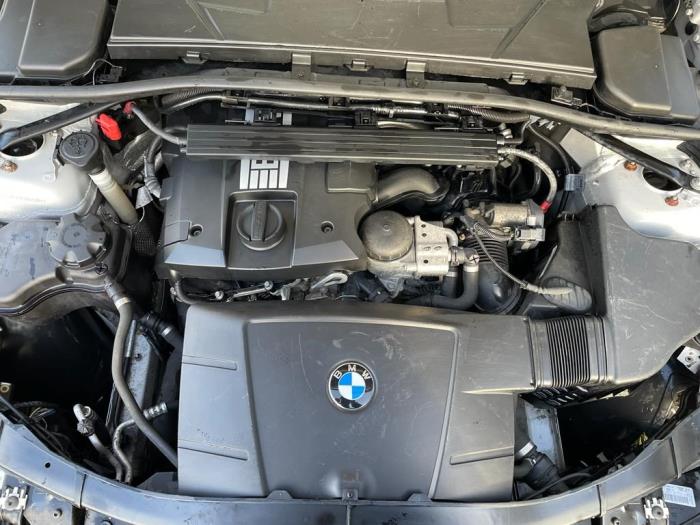 BMW 3 serie 318i 16V Sloopvoertuig (2011, Zilvergrijs)