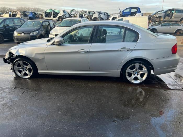 BMW 3 serie 318i 16V Sloopvoertuig (2011, Zilvergrijs)