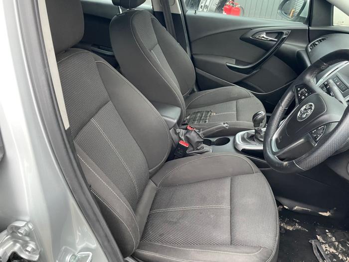 Opel Astra J 2.0 CDTI 16V 160 Ecotec Sloopvoertuig (2015, Zilvergrijs)