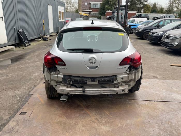 Opel Astra J 2.0 CDTI 16V 160 Ecotec Sloopvoertuig (2015, Zilvergrijs)
