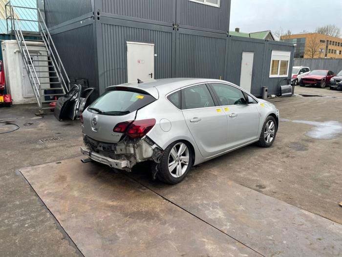 Opel Astra J 2.0 CDTI 16V 160 Ecotec Sloopvoertuig (2015, Zilvergrijs)