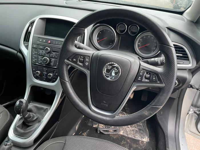 Opel Astra J 2.0 CDTI 16V 160 Ecotec Sloopvoertuig (2015, Zilvergrijs)