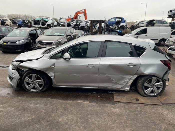 Opel Astra J 2.0 CDTI 16V 160 Ecotec Sloopvoertuig (2015, Zilvergrijs)