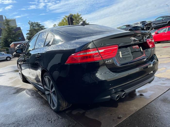 Jaguar XE 2.0d 180 16V Sloopvoertuig (2017, Zwart)