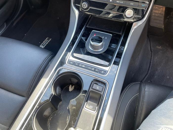 Jaguar XE 2.0d 180 16V Sloopvoertuig (2017, Zwart)