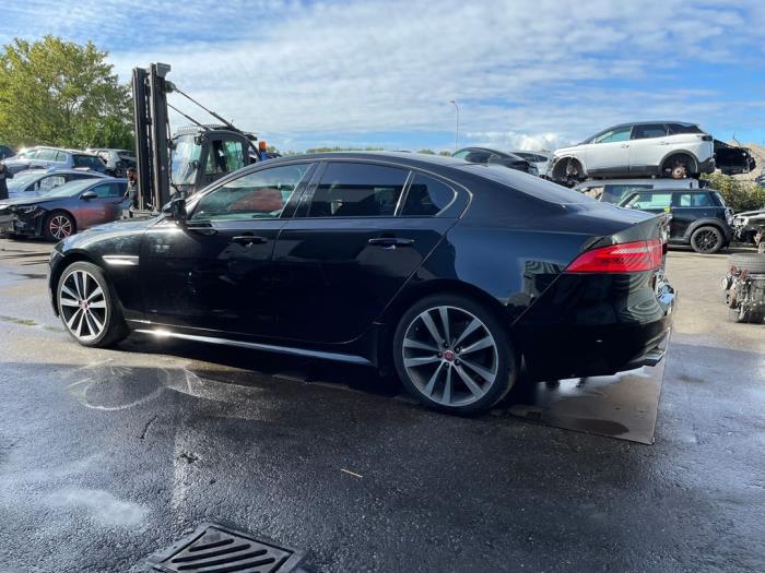 Jaguar XE 2.0d 180 16V Sloopvoertuig (2017, Zwart)