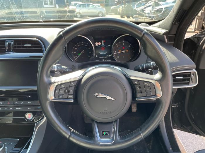 Jaguar XE 2.0d 180 16V Sloopvoertuig (2017, Zwart)