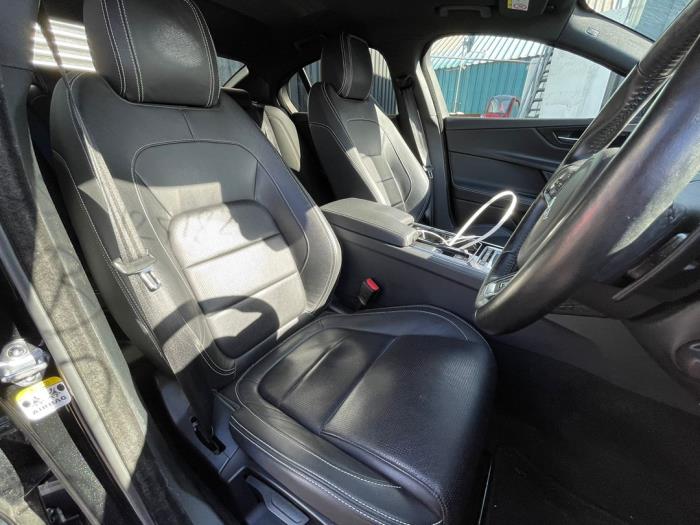 Jaguar XE 2.0d 180 16V Sloopvoertuig (2017, Zwart)