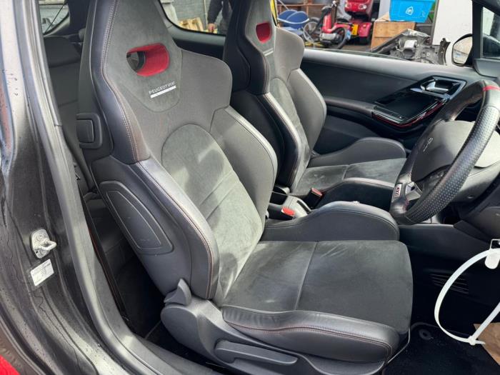 Peugeot 208 I 1.6 16V GTI Sloopvoertuig (2016, Zwart, Rood)