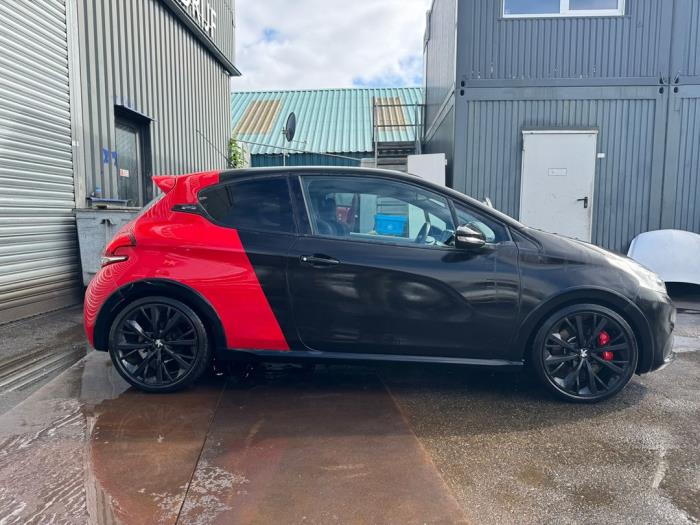 Peugeot 208 I 1.6 16V GTI Sloopvoertuig (2016, Zwart, Rood)