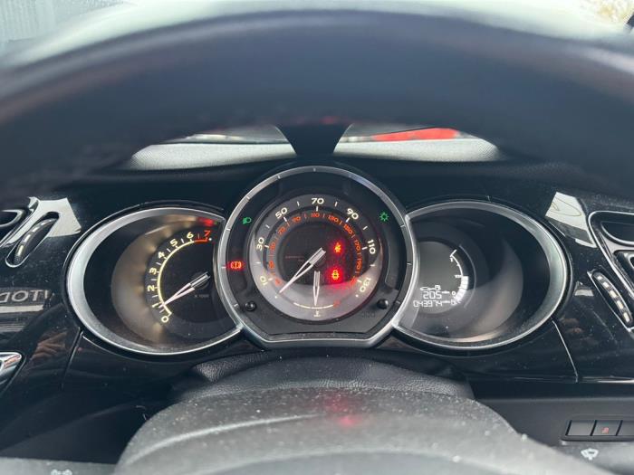 Citroen DS3 Cabrio 1.6 16V VTi 120 Sloopvoertuig (2014, Metallic, Wit)