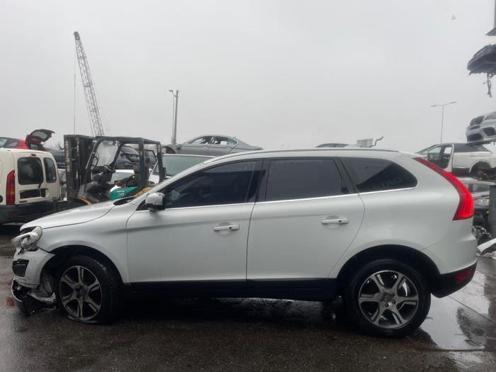 Volvo XC60 I 2.0 DRIVe 20V Sloopvoertuig (2011, Metallic, Wit)