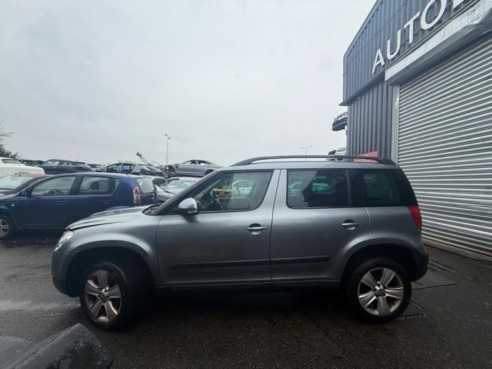 Skoda Yeti 1.2 TSI 16V Sloopvoertuig (2011, Donker, Zilvergrijs)