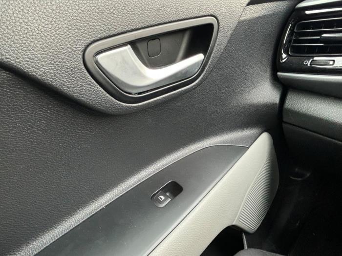 Kia Stonic 1.0i T-GDi 12V Sloopvoertuig (2019, Metallic, Zwart, Rood)