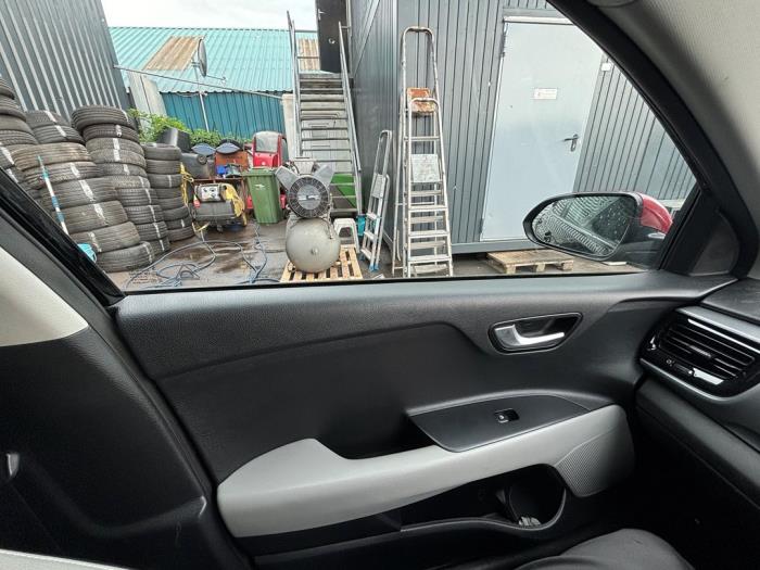 Kia Stonic 1.0i T-GDi 12V Sloopvoertuig (2019, Metallic, Zwart, Rood)