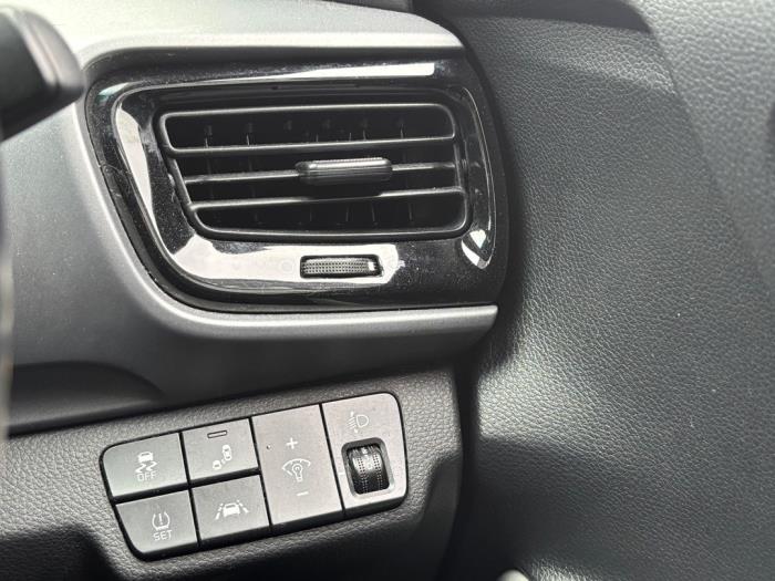 Kia Stonic 1.0i T-GDi 12V Sloopvoertuig (2019, Metallic, Zwart, Rood)