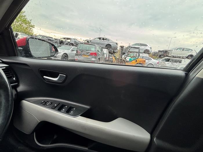 Kia Stonic 1.0i T-GDi 12V Sloopvoertuig (2019, Metallic, Zwart, Rood)