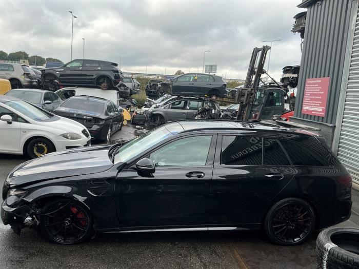 Mercedes C Estate AMG C-63 AMG 4.0 V8 Biturbo Schadevoertuig (2017, Metallic, Zwart)