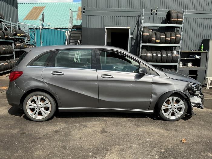 Mercedes B 1.6 B-200 BlueEFFICIENCY Turbo 16V Sloopvoertuig (2016, Metallic, Zilvergrijs, Muisgrijs)