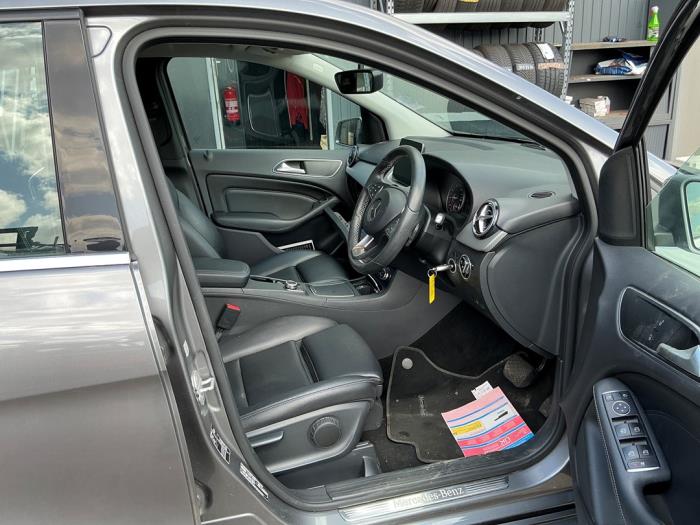 Mercedes B 1.6 B-200 BlueEFFICIENCY Turbo 16V Sloopvoertuig (2016, Metallic, Zilvergrijs, Muisgrijs)