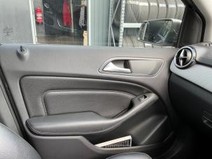 Mercedes B 1.6 B-200 BlueEFFICIENCY Turbo 16V Sloopvoertuig (2016, Metallic, Zilvergrijs, Muisgrijs)