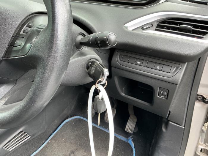 Peugeot 208 I 1.2 Vti 12V PureTech 82 Sloopvoertuig (2014, Zilvergrijs)
