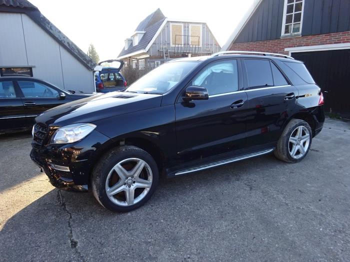 Mercedes ML III 3.0 ML-350 BlueTEC V6 24V 4-Matic Sloopvoertuig (2014, Zwart)