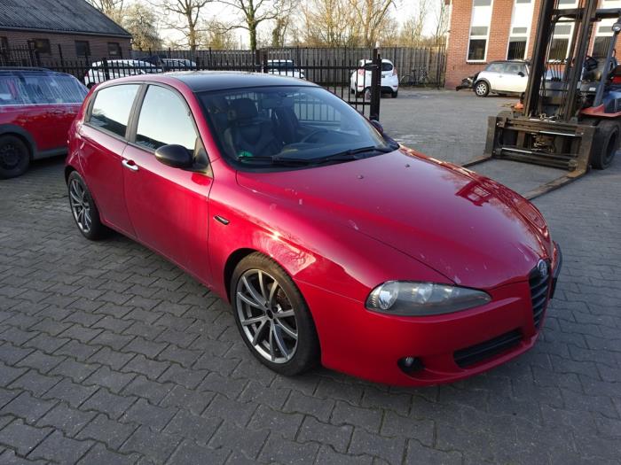 Alfa Romeo 147 1.6 HP Twin Spark 16V Sloopvoertuig (2007, Rood)