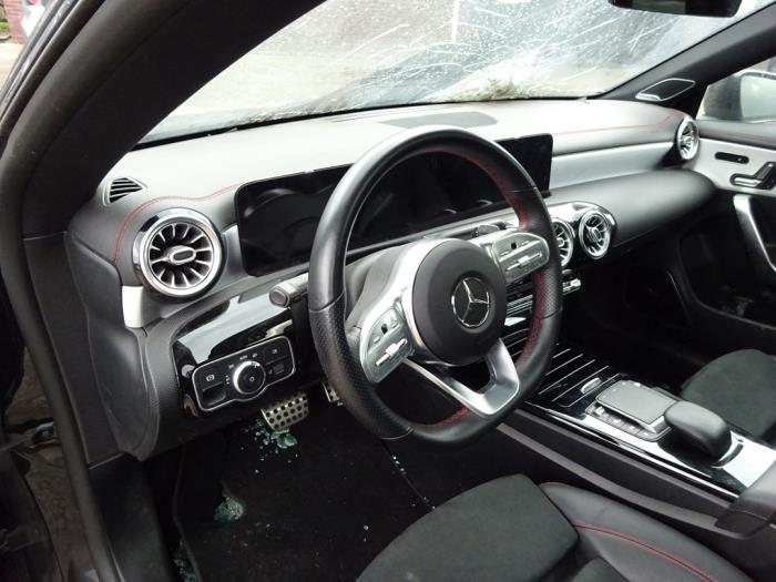 Mercedes CLA 1.3 CLA-180 Turbo 16V Sloopvoertuig (2020, Zwart)