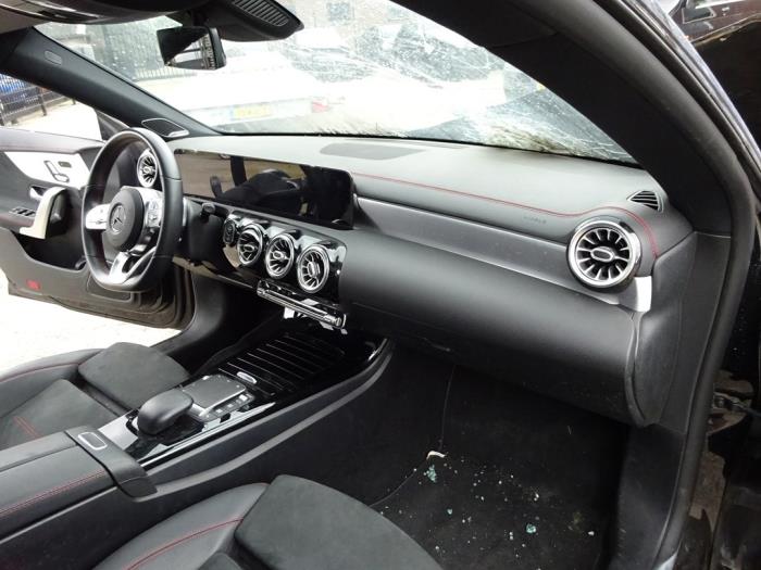 Mercedes CLA 1.3 CLA-180 Turbo 16V Sloopvoertuig (2020, Zwart)