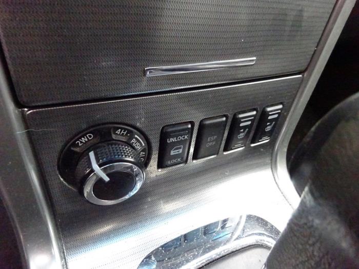 Nissan Navara 3.0 dCi V6 24V DPF 4x4 Sloopvoertuig (2010, Grijs)