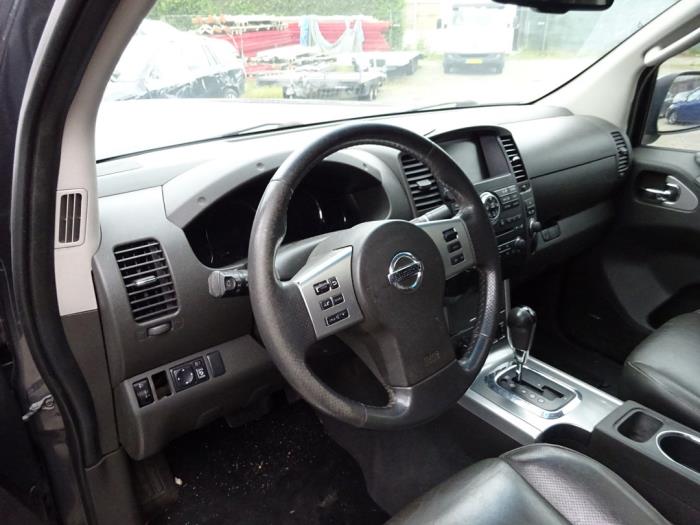 Nissan Navara 3.0 dCi V6 24V DPF 4x4 Sloopvoertuig (2010, Grijs)